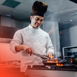 Zdjęcie Ile zarabia kucharz? Poznaj zarobki szefa kuchni i pomocy kuchennej w 2024 roku!